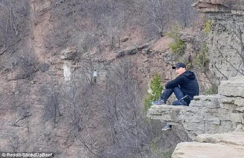Un hombre descubri&oacute; una extra&ntilde;a figura en una fotograf&iacute;a que registr&oacute; una visita a Ontario. (Foto: dailymail.co.uk)