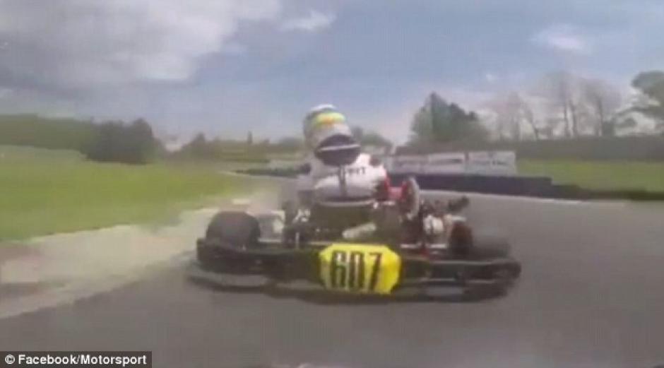 Despu&eacute;s de la maniobra contin&uacute;a su camino. (Captura de pantalla: Motorsport /Facebook)