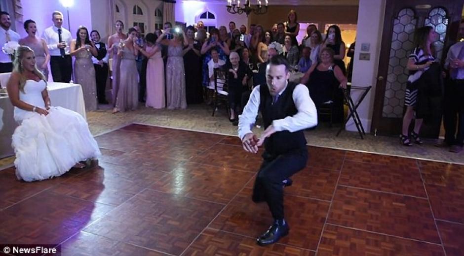 El baile del novio que sorprende a las redes sociales. (Foto: dailymail.co.uk)