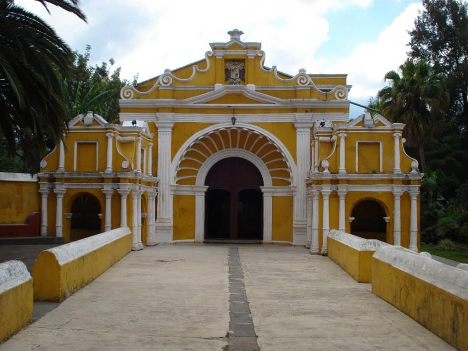 Fiscales y polic&iacute;as llegaron hoy a la iglesia El Calvario para iniciar la investigaci&oacute;n por el saqueo de los cuadros religiosos valuados en Q.500 mil.&nbsp;