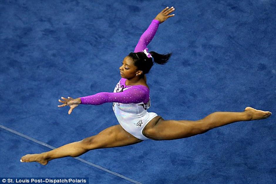 Simone Biles cautiv&oacute; al mundo con su rutina en un campeonato de San Luis, Estados Unidos. (Foto: St. Louis Post)