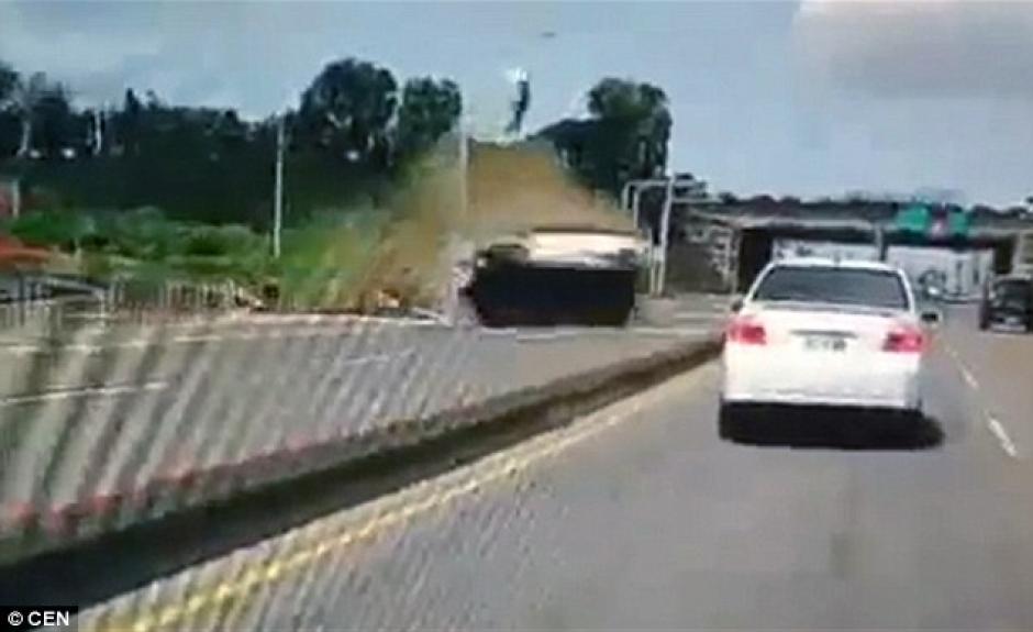 Un auto apareci&oacute; de la nada y perdi&oacute; el control en una carretera en Taiw&aacute;n. (Foto: dailymail.co.uk)