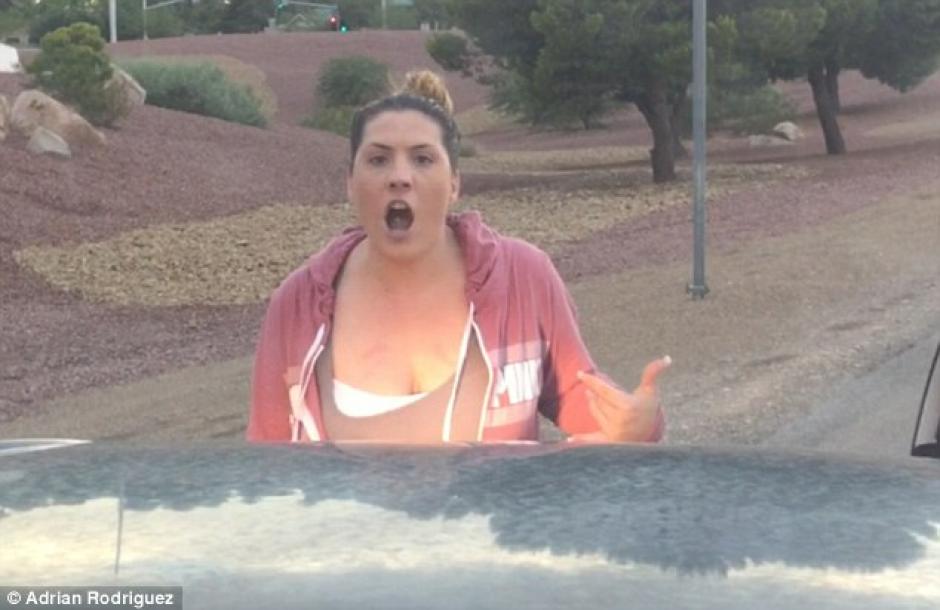 La mujer se puso furiosa tras ser chocada e insult&oacute; a la familia que ocupaba el autom&oacute;vil. (Foto: dailymail.co.uk)