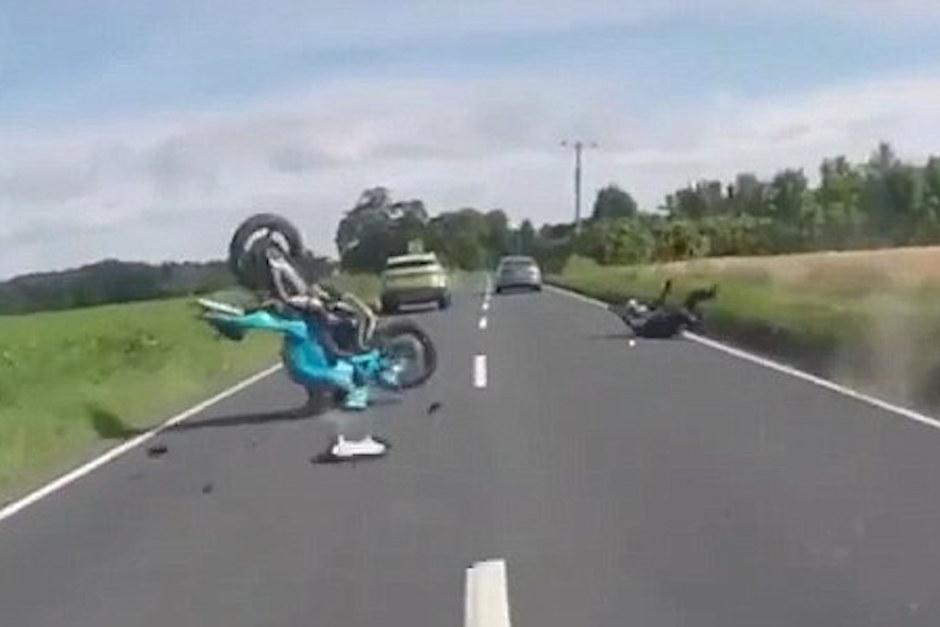 Un hombre se estrella con su motocicleta en Howden, East Yorkshire, Inglaterra. (Foto: Captura de Pantalla/Youtube)