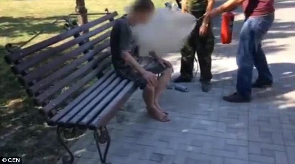 Los hombres lo despertaron al rociarle el contenido de un extintor. (Foto: dailymail.co.uk)