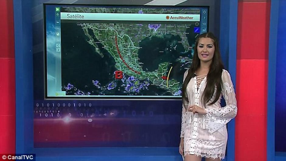 Lourdes Figueroa alborotó las redes sociales con su minivestido blanco. (Foto: Daily Mail)