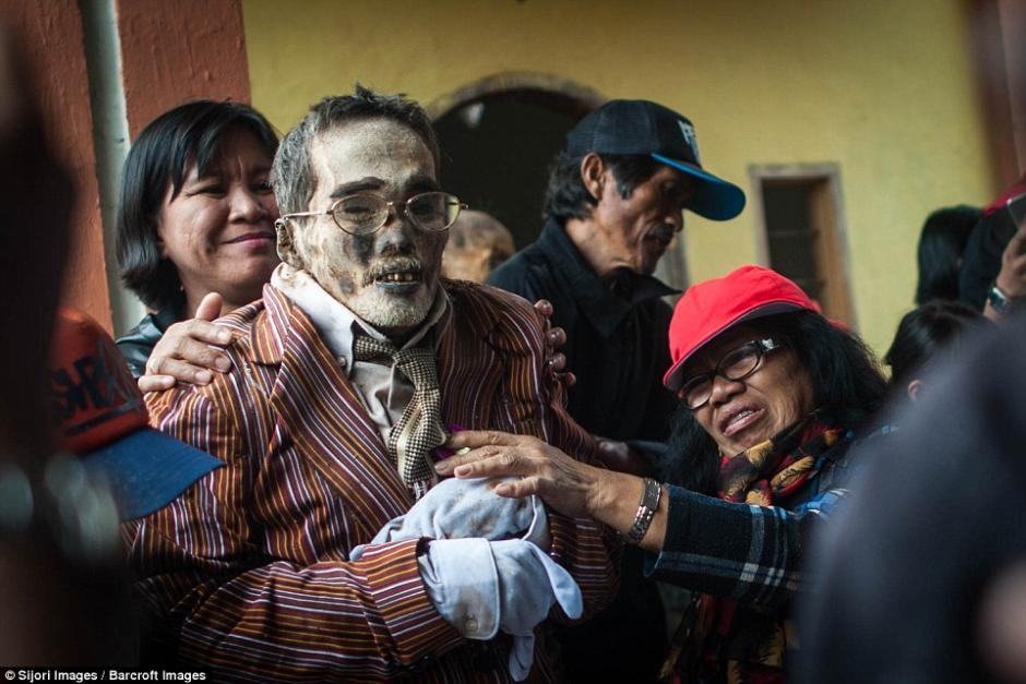 En una isla de Indonesia existe la tradici&oacute;n de desenterrar muertos cada tres a&ntilde;os. (Foto: dailymail.co.uk)