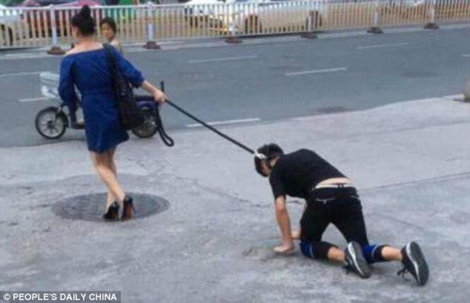 La mujer china pase&oacute; a un hombre como a un perro mientras este lloraba. (Foto: dailymail.co.uk)