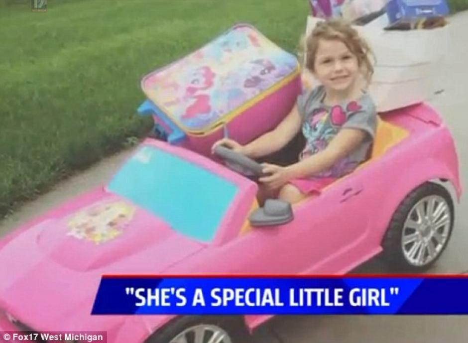 La peque&ntilde;a fue captada conduciendo un auto de Barbie para entregar sus cosas. (Foto: dailymail.co.uk)