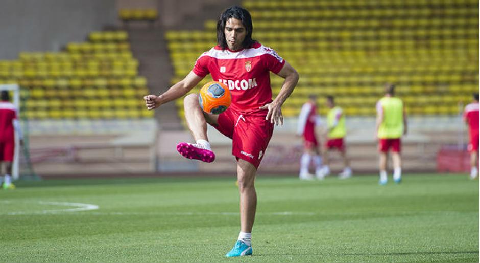 El M&oacute;naco distribuy&oacute; ayer unas fotograf&iacute;as en las que el jugador volv&iacute;a a pisar el c&eacute;sped, unas im&aacute;genes que no resumen el estado real de Falcao, seg&uacute;n "L'&Eacute;quipe". (Foto: Semana.com)