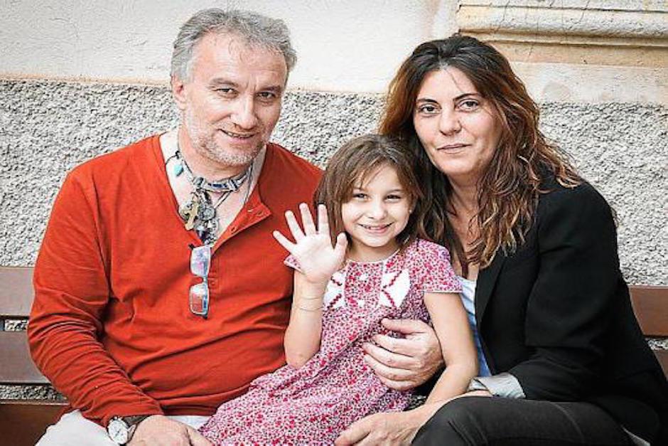 Nadia Nerea junto a sus padres&nbsp;Fernando Blanco y Margarita Garau. (Foto: El Pa&iacute;s)