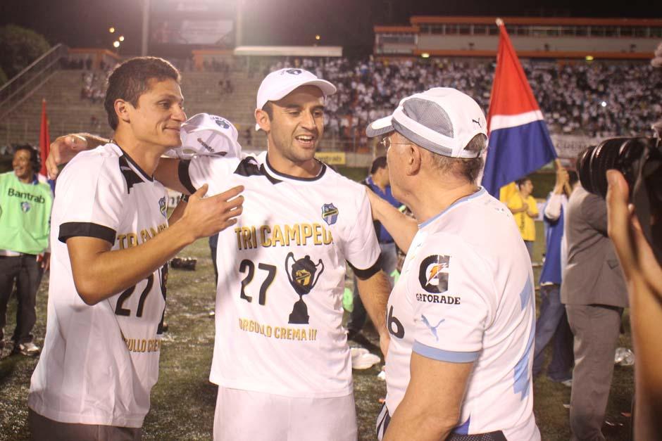 Jos&eacute; Manuel Contreras festeja el tricampeonato crema. (Foto: Jos&eacute; D&aacute;vila/Soy502)