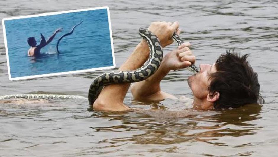 Steven Brimelow juega con una serpiente pit&oacute;n en el agua. (Foto: couriermail)
