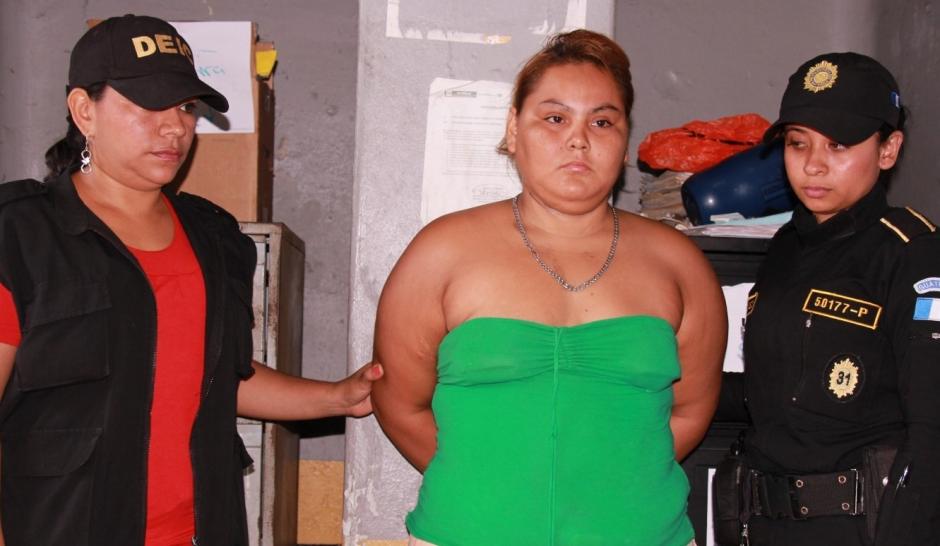 Capturan a mujer que maltrataba a niño de cuatro años en la Gomera, Escuintla. (Foto: PNC)