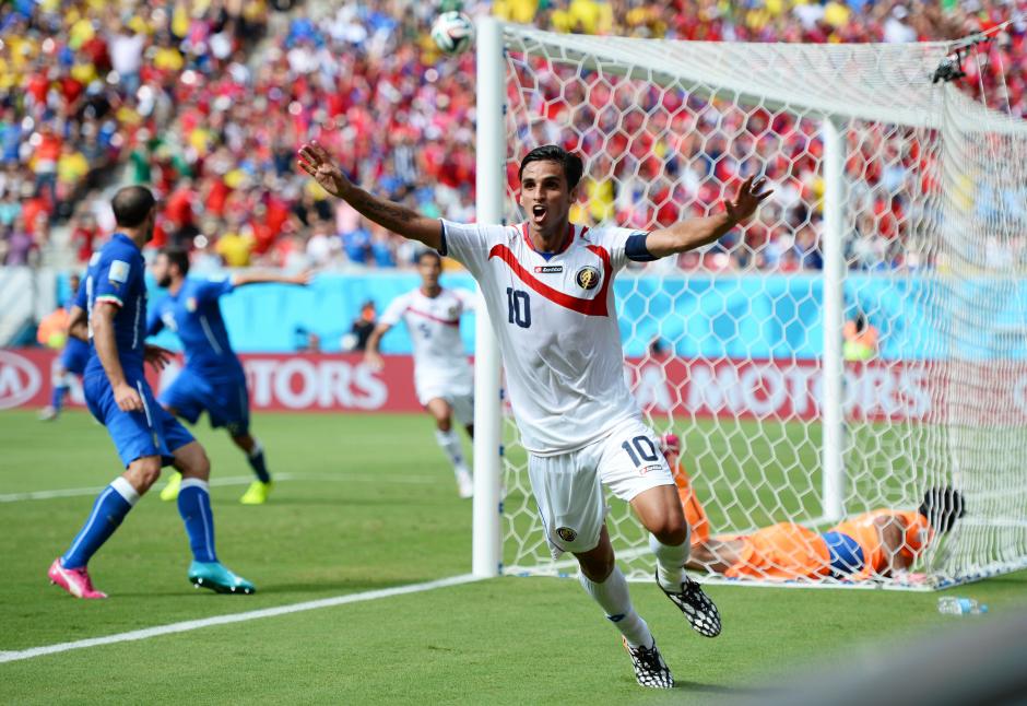 As&iacute; festej&oacute; el gol de Costa Rica el anotador Bryan Ruiz, en el juego ante Italia, por el Grupo D. (Foto: Getty)