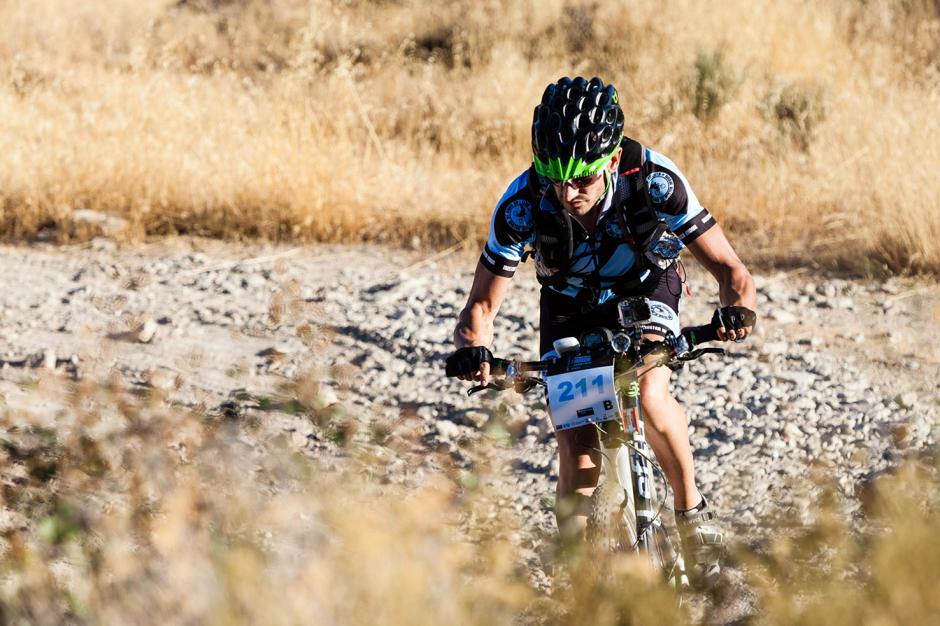 El colombiano Robinson Mart&Igrave;nez Hinestrosa, a quien a la edad de cinco a&ntilde;os le fue amputada una de sus piernas como consecuencia de la mordedura de una serpiente, complet&oacute; la prueba pedaleando tan s&oacute;lo con una de ellas en una demostraci&oacute;n de superaci&oacute;n y compromiso con este deporte.