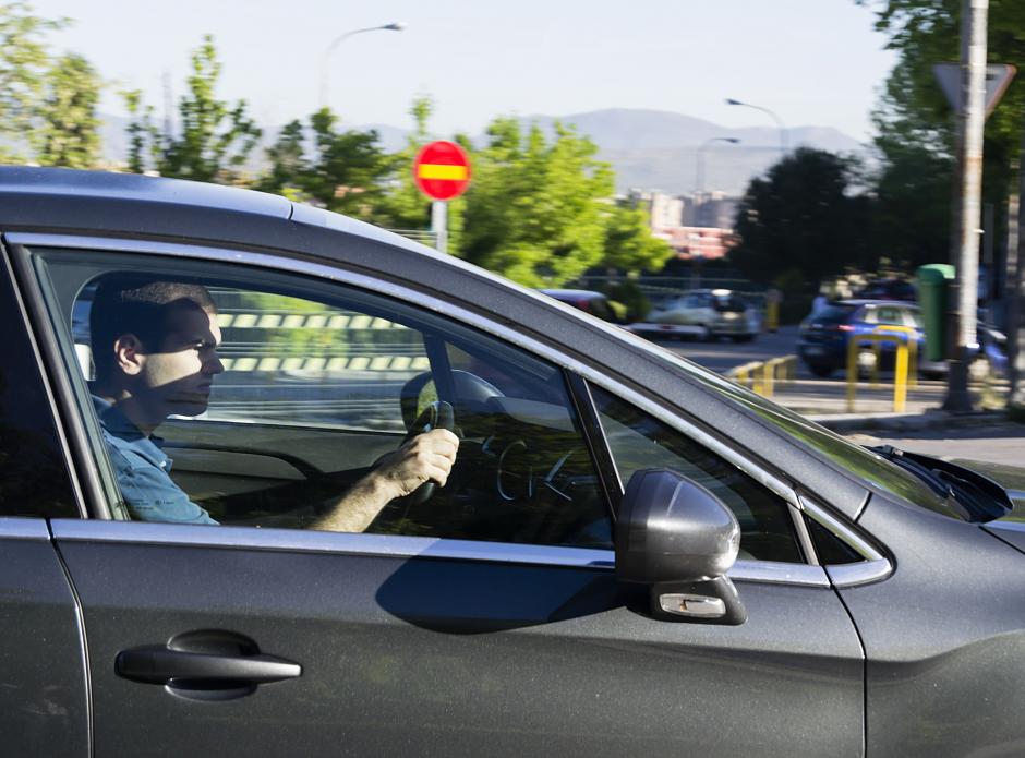 En la imagen un conductor del tipo "alondra"; a quien se le da mejor hacerlo por la ma&ntilde;ana, en contraposici&oacute;n con los tipos "b&uacute;hos". (Foto: EFE)
