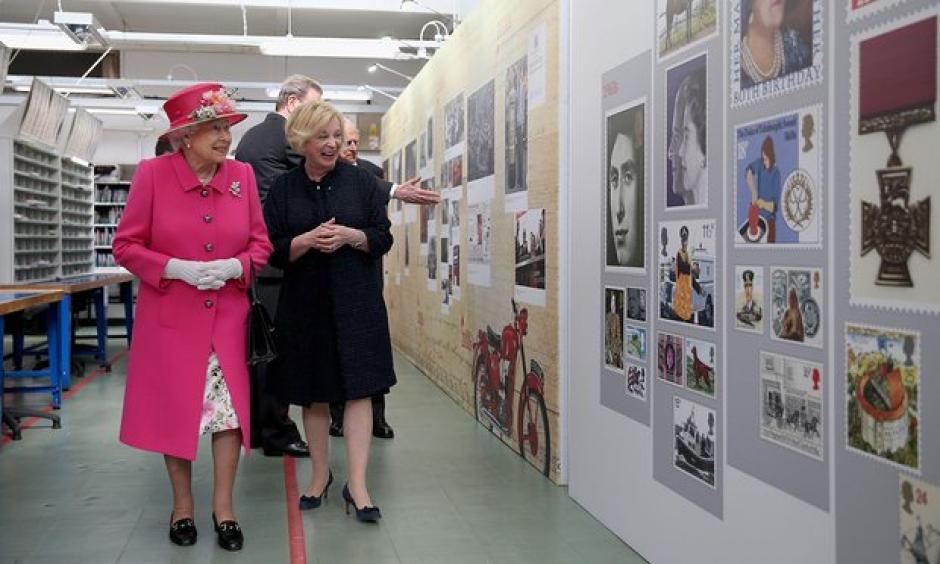 La&nbsp;reina&nbsp;Isabel&nbsp;II&nbsp;de Inglaterra visita una oficna de correos en Widson, Reino Unido, en la v&iacute;spera de su 90 cumplea&ntilde;os. (Foto: EFE/Andy Rain)