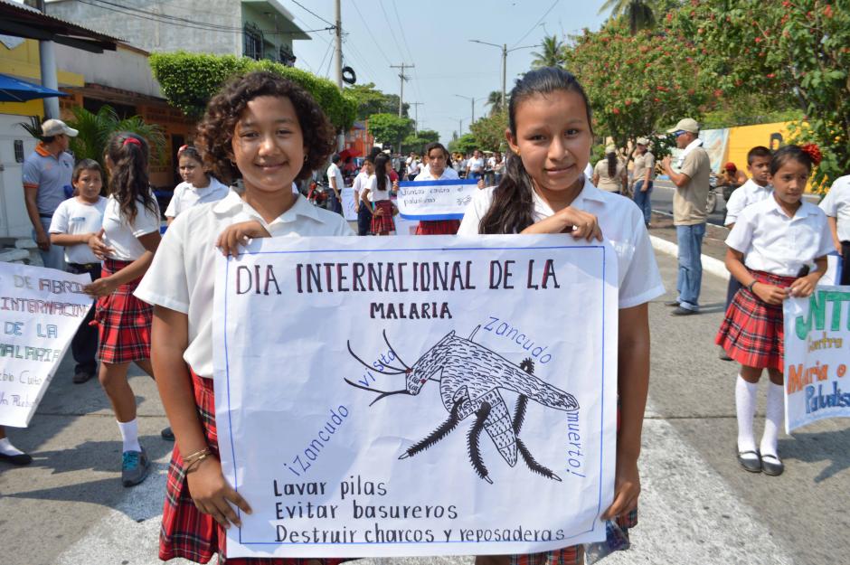 Estudiantes de la Gomera, Escuintla, llevaron a cabo un marcha portando pancartas informativas. (Foto Mspas)