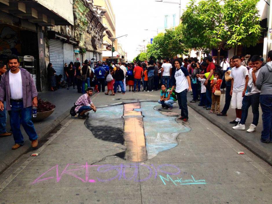 Art Studio elabor&oacute; su obra en medio de la Sexta Avenida de la zona 1. (Festival Centro Hist&oacute;rico/Facebook)