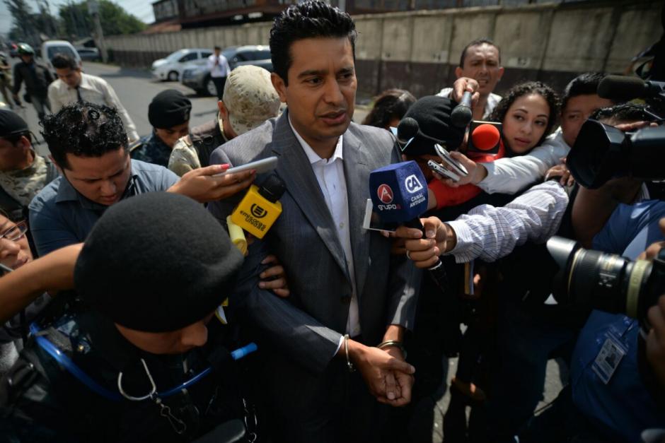 Capturan al director del Renap, Rudy Gallardo, quien fue llevado a Tribunales. (Foto: Wilder L&oacute;pez/Soy502)&nbsp;