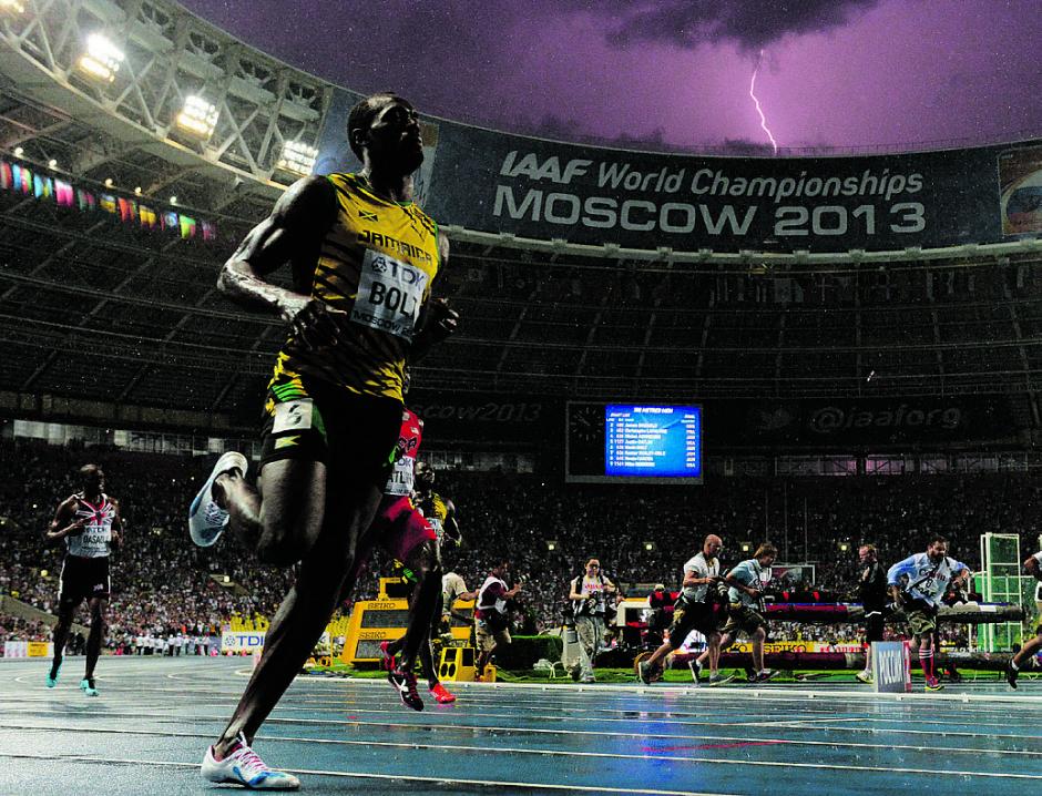Usain Bolt gana los 100 metros finales en&nbsp;el&nbsp;Campeonato del Mundo en el estadio Luzhniki de Mosc&uacute; el 11 de agosto 2013.&nbsp;Mientras que&nbsp;se observa la&nbsp;ca&iacute;da de rayos en el cielo.&nbsp;&nbsp;(Foto: AFP/OLIVIER MORIN)