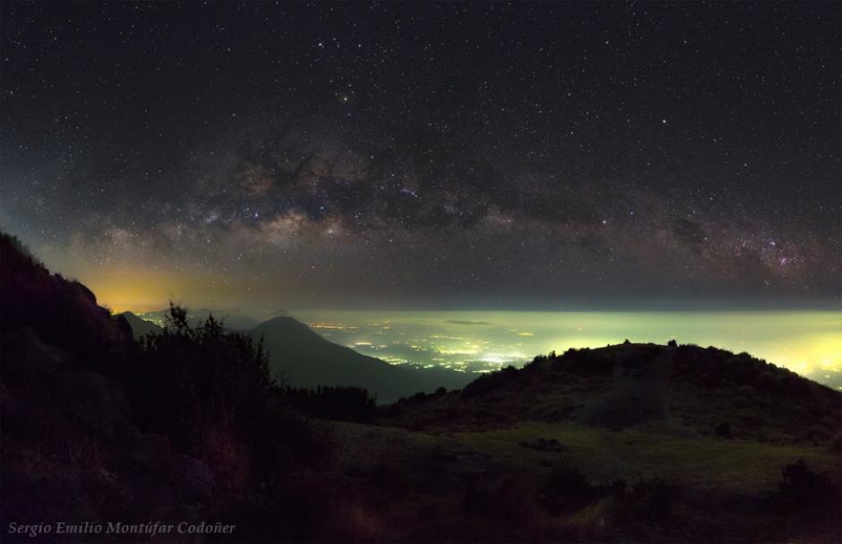 La fotograf&iacute;a de Sergio Mont&uacute;far muestra la belleza de un cielo estrellado y c&oacute;mo la excesiva iluminaci&oacute;n artificial contamina los cielos sobre las ciudades. (Foto: Sergio Mont&uacute;far)