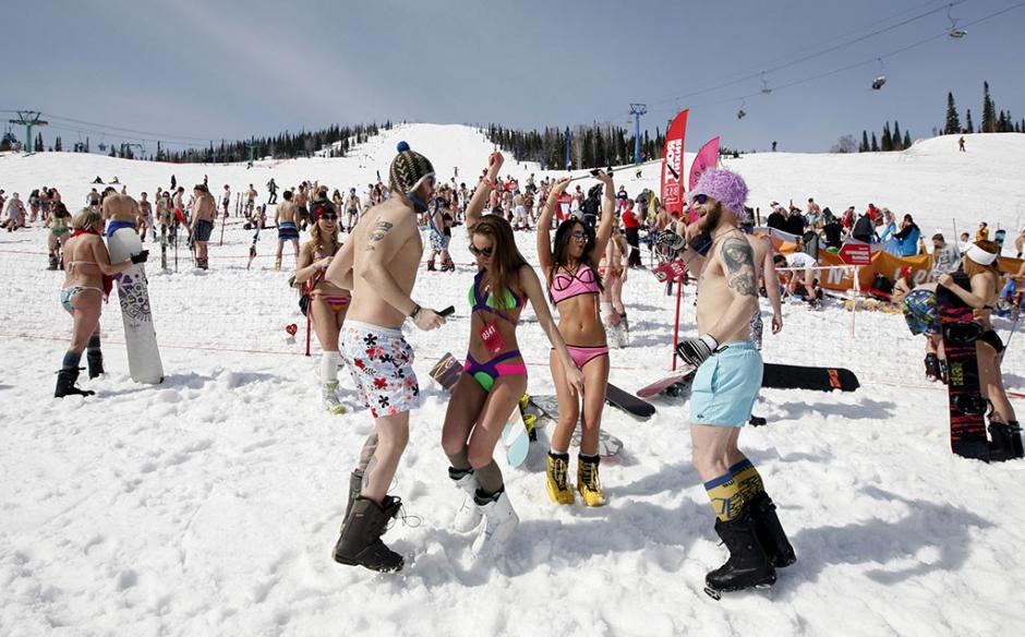 J&oacute;venes en Siberia se unieron para romper un r&eacute;cord al bajar en bikini una monta&ntilde;a nevada. (Foto: Taringa.net)
