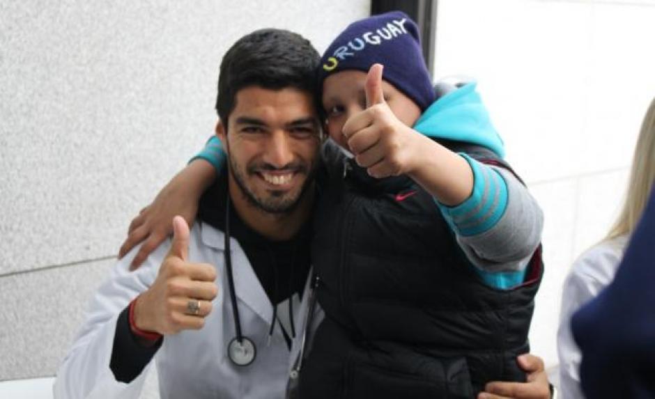 Luis Su&aacute;rez visita a Mateo, un ni&ntilde;o con c&aacute;ncer en Uruguay.