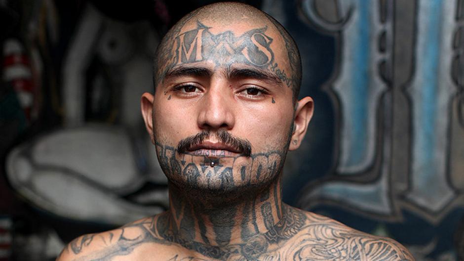 El fot&oacute;grafo ingl&eacute;s Adam Hiton ingres&oacute; al penal de m&aacute;xima seguridad al sur de El Salvador para conocer la vida de los pandilleros de la Mara Salvatrucha. (Foto: Adam Hinton)