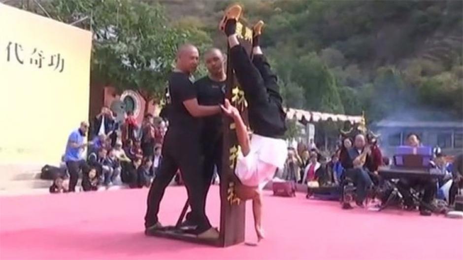 El hombre se ayuda &uacute;nicamente con una tabla para estabilizar su posici&oacute;n, mientras su dedo soporta todo el peso de su cuerpo. (Captura YouTube)