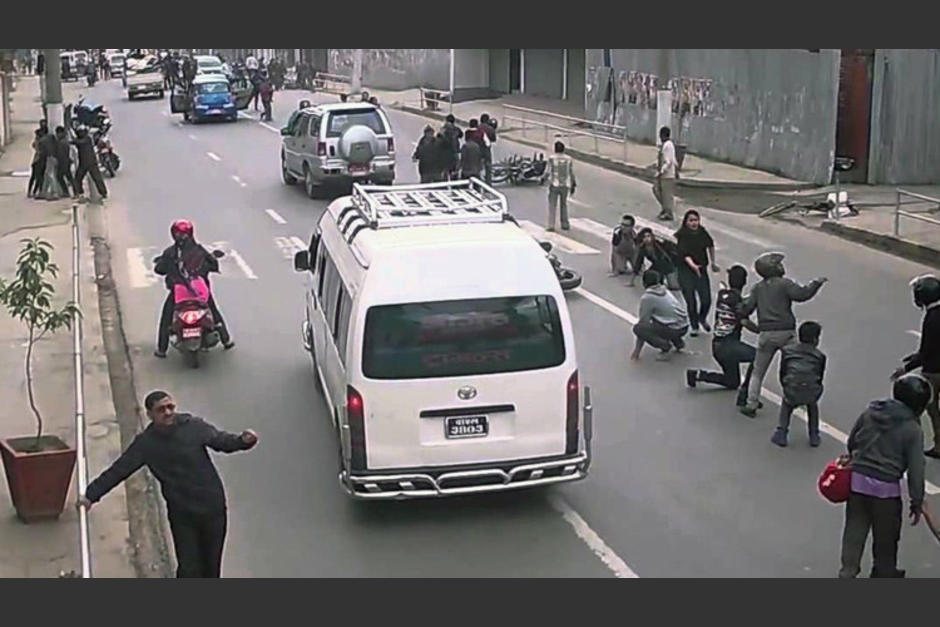 Las personas tratan de protegerse y mantener la calma durante el sismo que afect&oacute; a varios pa&iacute;ses, entre ellos India. (Captura YouTube)