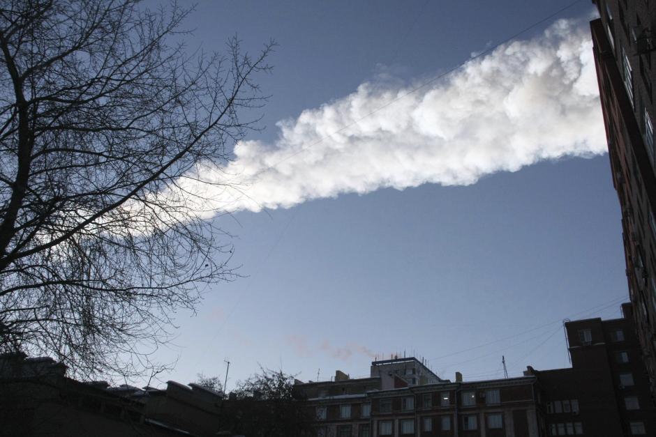 Fotograf&iacute;a tomada el pasado 15 de febrero en la que se registr&oacute; la estela de vapor que dej&oacute; un meteorito que cay&oacute; en la regi&oacute;n rusa de Cheli&aacute;binsk. (Foto: EFE/Archivo)