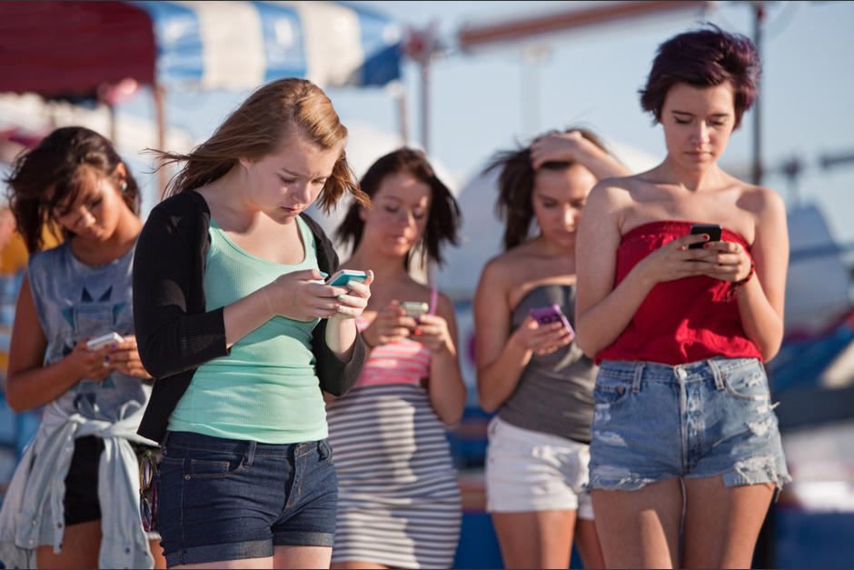 La distracci&oacute;n que provoca el uso del celular mientras caminas, podr&iacute;a causarte un fatal accidente. (Foto: elmeme.me)