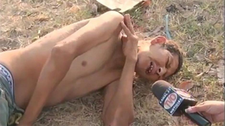 Pese a que el hombre estaba herido de gravedad la reportera insist&iacute;a en entrevistarlo. (Foto: Captura de video)