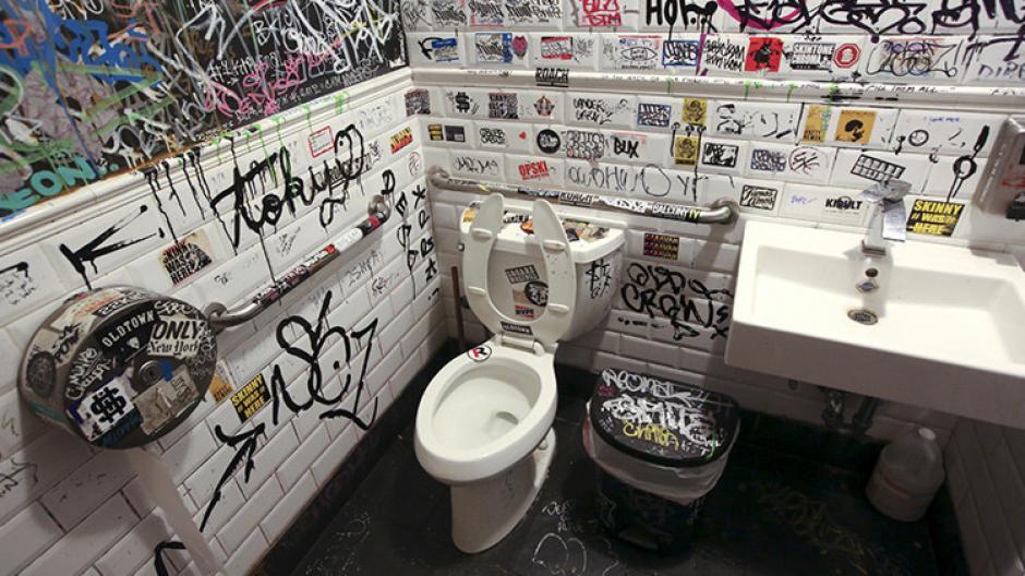 Un camionero encontr&oacute; en un ba&ntilde;o el n&uacute;mero del amor de su vida. (Foto: The Sun)