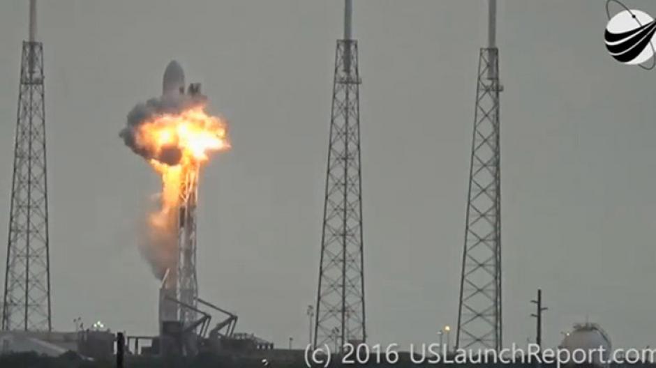 Una imagen de la explosi&oacute;n en el lugar de lanzamiento del cohete Falcon 9 de SpaceX, grabada del video en Cabo Ca&ntilde;averal, Florida, EE.UU. (Foto: RT)