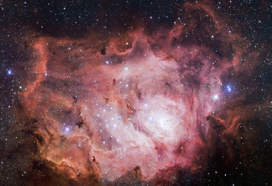 Fotograf&iacute;a cedida por el Observatorio Europeo Austral (ESO en ingl&eacute;s), que muestra varias im&aacute;genes de la nebulosa de la Laguna, con j&oacute;venes c&uacute;mulos estelares y nuevas estrellas j&oacute;venes form&aacute;ndose en su interior, captada por el Telescopio de Sondeo del VLT (Very Large Telescope) desde el Observatorio Paranal del ESO, en Chile. (Foto: EFE)