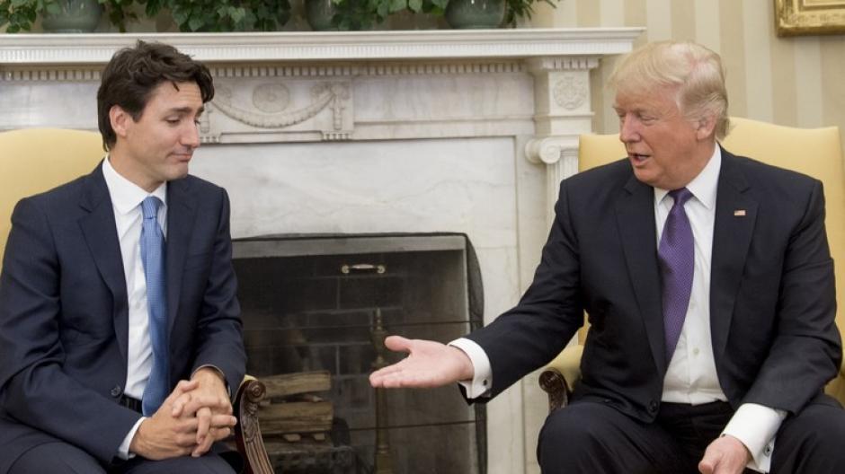 El primer ministro de Canad&aacute;, Justin Trudeau, dud&oacute; en darle la mano a Trump. (Foto: RT)