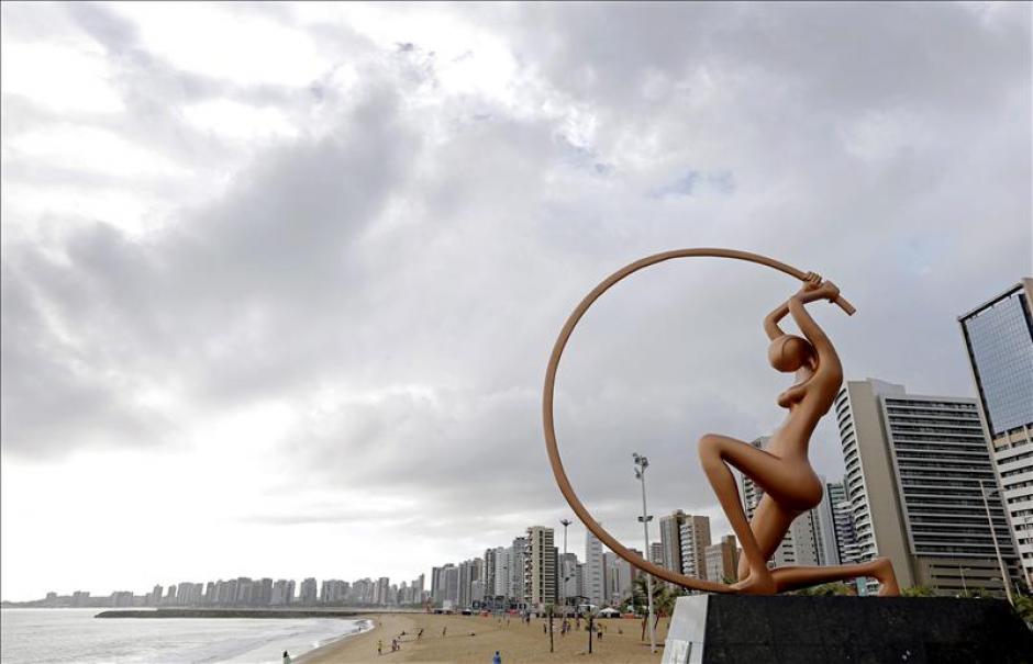 Imagen de la estatua de Iracema, emblema de Fortaleza, situada en la cabeza de la playa del mismo nombre en esta ciudad sede del Mundial de f&uacute;tbol de 2014. (Foto: EFE)