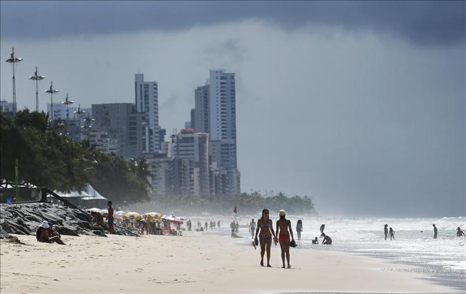 La playa del distrito de Boa Viagem, en Recife, es uno de los enclaves m&aacute;s visitados de todos los turistas que viajan a la capital del estado de Pernambucano, en el noreste brasile&ntilde;o. (Foto: EFE)&nbsp;