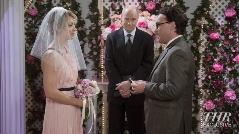 Leonard y Penny aparecen frente a un ministro, listos para casarse en la temporada nueve de The Big Bang Theory. (Foto: thehollywoodreporter.com)