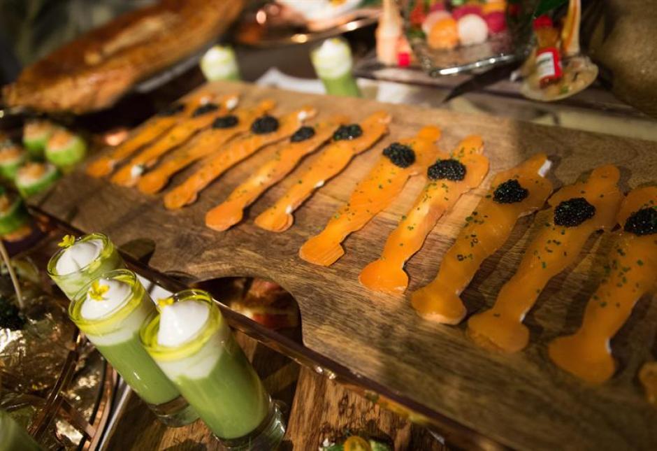 Salm&oacute;n ahumado con caviar de beluga en forma de premio &Oacute;scar (EFE/EUGENE GARC&Iacute;A)