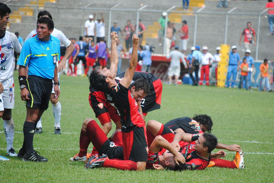 Coatepeque le dio vuelta a un 2-1 en contra y derrot&oacute; a Universidad por 3-2, acabando con el &uacute;nico invicto que quedaba en el torneo. (Foto: Nuestro Diario)