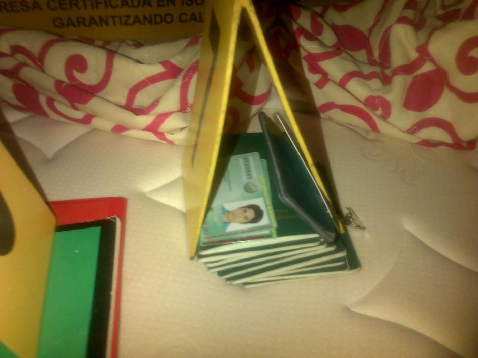 Durante los allanamientos fueron localizados documentos de identificaci&oacute;n para los migrantes. (Foto: PNC)