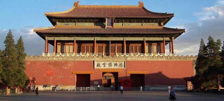 Modelo china posa desnuda en la Ciudad Prohibida, el antiguo palacio imperial de Pek&iacute;n.