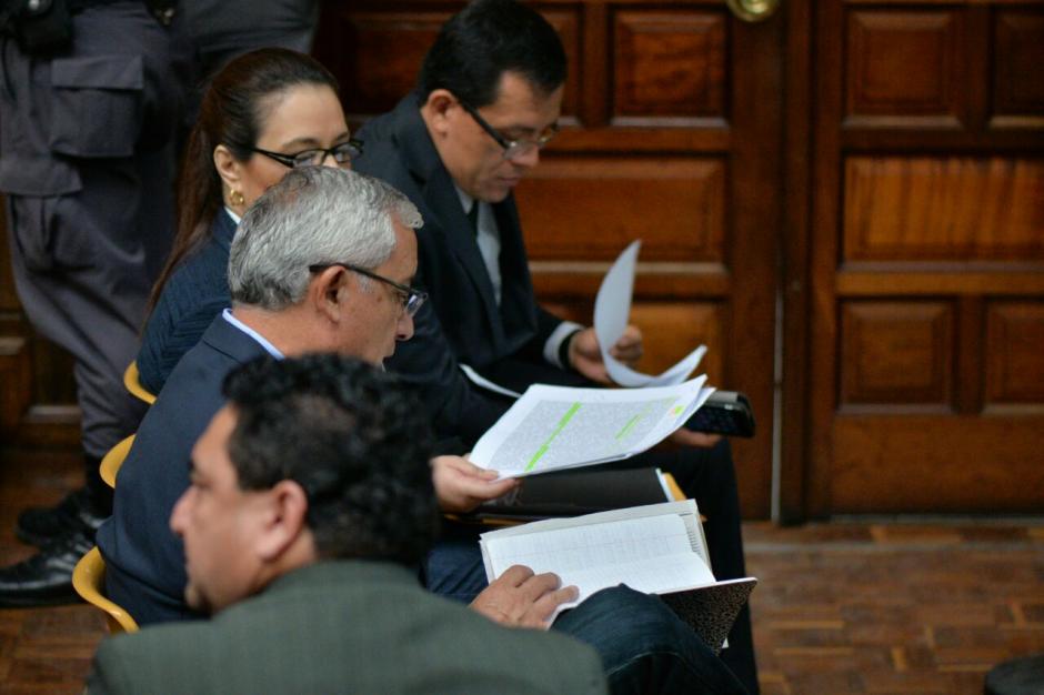 Ambos exmandatarios revisaron sus anotaciones para rendir su declaraci&oacute;n.  (Foto: Wilder L&oacute;pez/Soy502)