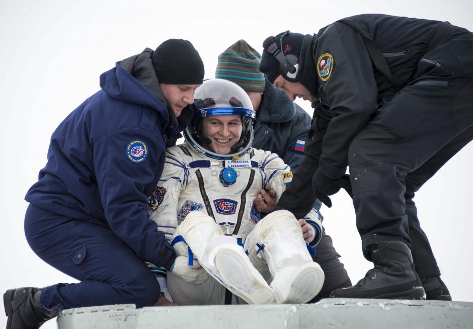 El cosmonauta ruso Sergu&eacute;i Riazanski sonr&iacute;e tras el aterrizaje del m&oacute;dulo de descenso de la nave rusa Soyuz TMA-10M, en Zhezkazg&aacute;n, en las estepas de Kazajist&aacute;n. (Foto: EFE)