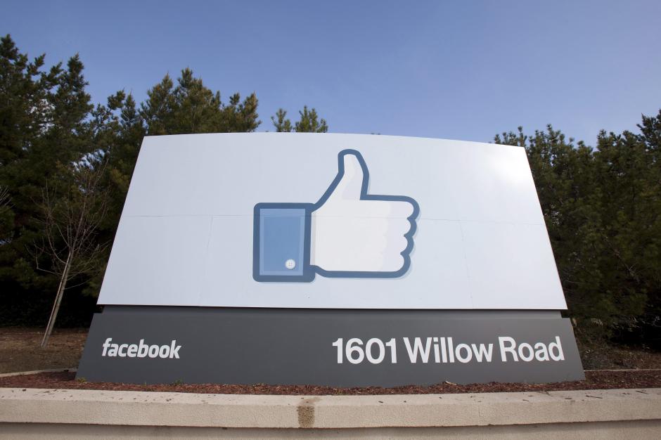 Uno de los s&iacute;mbolos de Facebook ante la entrada de la sede corporativa de en Menlo Park, California. (Foto: EFE/Archivo)