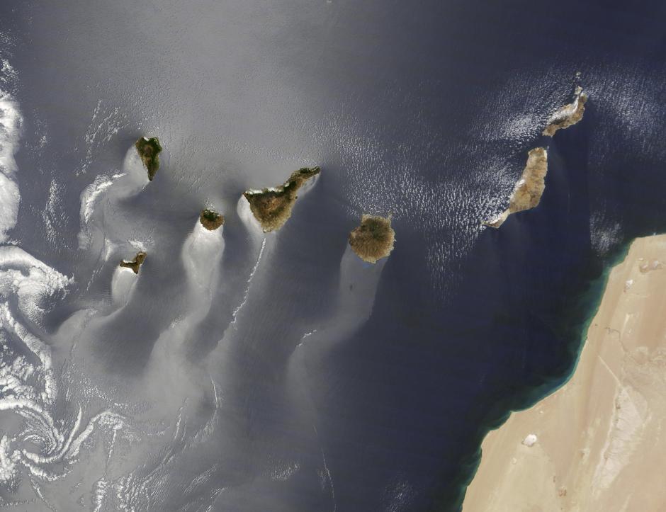 La imagen de las Islas Canarias que los seguidores de la NASA en internet han elegido como foto del a&ntilde;o entre las miles captadas por distintos sat&eacute;lites, tras haber coronado al volc&aacute;n submarino de El Hierro como la mejor vista de la Tierra desde el espacio durante el a&ntilde;o 2012. (Foto: EFE)